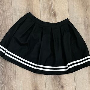 Hot Topic black pleated cheer skirt size M side zip white striped hem EUC goth